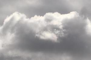 clima tormentoso y nubes oscuras foto