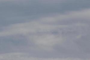 cielo azul claro y nubes blancas foto