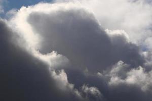 clima tormentoso y nubes oscuras foto