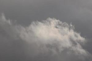 clima tormentoso y nubes oscuras foto