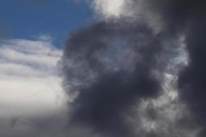 clima tormentoso y nubes oscuras foto