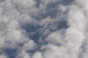 cielo azul claro y nubes blancas foto