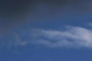 clima tormentoso y nubes oscuras foto