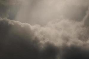 clima tormentoso y nubes oscuras foto