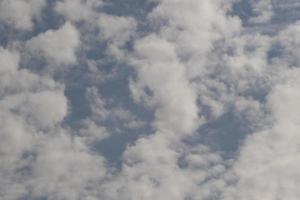 clima tormentoso y nubes oscuras foto