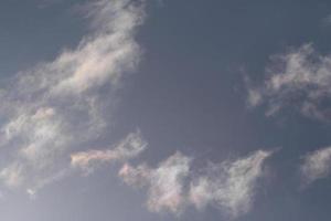 iridiscente nubes en un azul cielo foto
