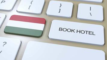 livre Hôtel dans Hongrie avec site Internet en ligne. bouton sur ordinateur clavier. Voyage concept 3d animation. livre Hôtel texte et nationale drapeau
