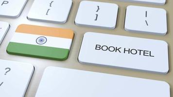livre Hôtel dans Inde avec site Internet en ligne. bouton sur ordinateur clavier. Voyage concept 3d animation. livre Hôtel texte et nationale drapeau video