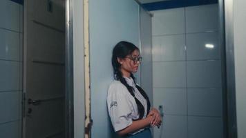 un asiatique adolescent pleure dans le école salle de bains après étant intimidé video