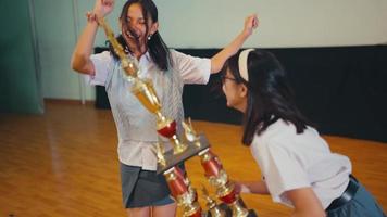 twee hoog school- studenten gevierd met Super goed vreugde na winnend een wedstrijd video