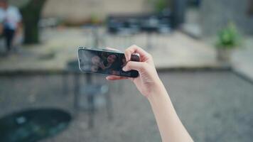 Hand halten ein Clever Telefon während nehmen ein Selfie von ein Gruppe von Frauen video