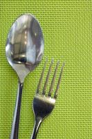 parte superior ver de tenedor y cuchara en el comida mesa foto