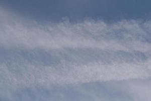 cielo azul claro y nubes blancas foto