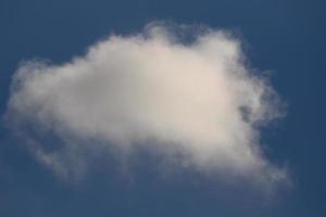 cielo azul claro y nubes blancas foto