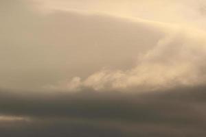 clima tormentoso y nubes oscuras foto