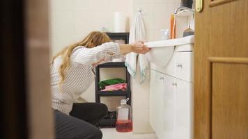 allagamento a casa. acqua straripamento nel il Casa. il donna chi dimentica il rubinetto su a casa, il acqua trabocca a partire dal il lavello. video