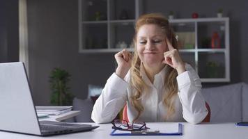 un mayor mujer de negocios trabajando en su hogar oficina es pensando acerca de creativo ideas el antiguo negocio mujer pensando de nuevo y creativo ideas es luchando y viene arriba con No idea. video