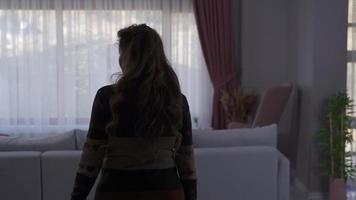 verlaten volwassen vrouw denkt ze is alleen Bij huis en is depressief. een ongelukkig, oud, volwassen vrouw gevoel eenzaam Bij huis alleen. filmische schoten. video