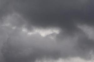 clima tormentoso y nubes oscuras foto