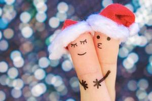 dedos Arte de Pareja celebra Navidad. concepto de hombre y mujer abrazo en nuevo año sombreros. tonificado imagen. foto
