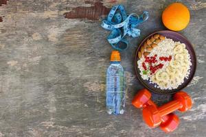 concepto sano comida y Deportes estilo de vida. apropiado nutrición. parte superior vista. plano poner. foto