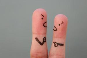 dedos Arte de Pareja en disputa. hombre y mujer jurar. foto