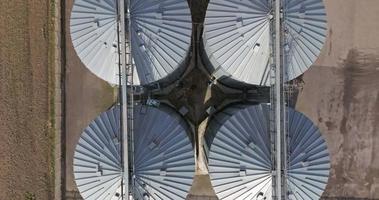 aéreo ver de agroindustrial complejo con silos y grano el secado línea video