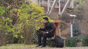 le mentalement mauvais homme dans le ville centre est en colère et parle à lui-même. tristesse, solitude. le homme obtient en colère à l'extérieur et a mental troubles. video