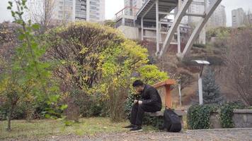 das nur jung Mann im das Stadt Center ist nachdenklich und wütend. das jung Mann mit Stress wird nervös und spricht zu selbst und wird aggressiv. video