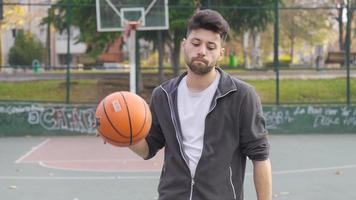 le malheureux homme ne peut pas But une panier. échouer. le distraits homme est en essayant à jouer basket-ball, mais il ne peut pas car il est confus et distraits. video