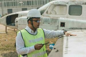 aeronave mecánico examinando avión ala foto