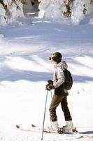 joven mujer disfrutando invierno día de esquiar divertido en el nieve foto