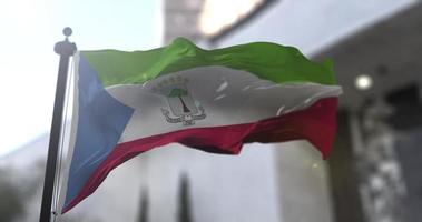 equatoriaal Guinea nationaal vlag golvend Aan wazig achtergrond video