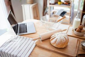 horneando ingredientes en el cocina mesa, Perfecto para comida blogs y recetas foto