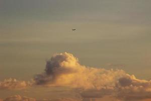 avión en el cielo a puesta de sol foto