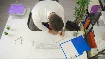 Jeune concentré homme d'affaire est travail dans le Bureau à la recherche à le ordinateur. concentré homme d'affaire fonctionnement une sérieux entreprise, travail dur. video