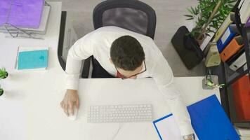 homme d'affaire est en quittant le Bureau comme le sien travail temps est à propos à expirer. fin de le jour. homme d'affaires en quittant Bureau à travail Pause heure. video