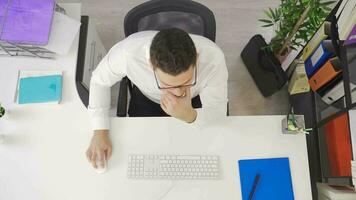 cansado empresario trabajos en oficina y es abrumado. sobrecargado de trabajo empresario tiene dolorido ojos y es abrumado.cayendo exhausto. video