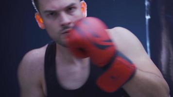 Forte e ágil masculino boxer é treinamento. sombra boxe. desportivo boxer homem soco dentro sombra boxe. Forte e ágil boxer. video