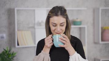 kvinna dricka varm färsk kaffe och lukta kaffe. Lycklig kvinna dricka färsk och lukta kaffe. video