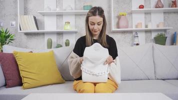 désordonné femme fouiller par sa bourse. incapable à trouver quoi elle est à la recherche pour, le femme fouille par sa sac et obtient en colère. video