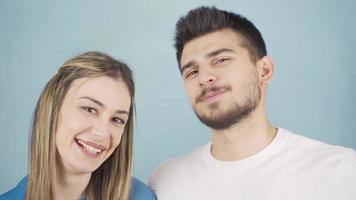 feliz jovem casal dançando positivo e tremendo seus cabeças. fechar-se alegre jovem casal tremendo seus cabeças dançando alegremente e tendo Diversão. video