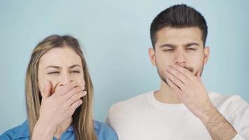 le mignonne couple est somnolent et bâillement. somnolent marié couple bâillement et frottement leur yeux. video