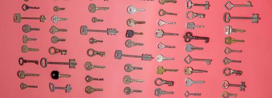 llaves en fondo rosa. llaves de cerradura de puerta y cajas fuertes para foto