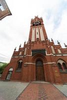 católico Iglesia de santo familia en Rusia, Kaliningrado ciudad. neogótico rojo ladrillo edificio estilo foto