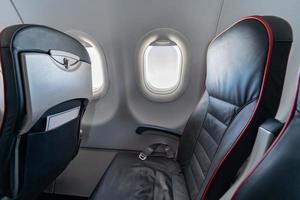 asientos y ventanas de aviones. cómodos asientos de clase económica sin pasajeros. nueva aerolínea de bajo costo foto