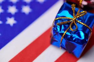 caja de regalo en la bandera de estados unidos foto