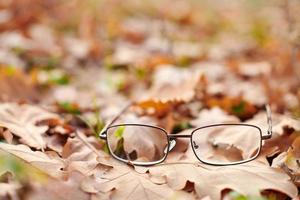 anteojos perdidos como símbolo de pérdida repentina de la visión. foto