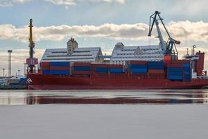 barcos amarrados y grúas portuarias en el puerto foto