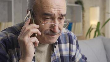 das traurig alt Vater ist verlassen und Leben allein. das alt Mann, deren Telefone sind nicht antwortete, tut nicht sich unterhalten zu seine Familie und Freunde, und er fühlt sich einsam und wird deprimiert. video